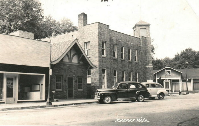 Bangor - Old Post Card Photo (newer photo)